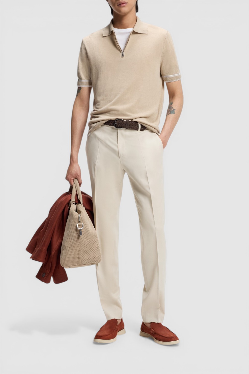 תמונת כל הלוק של מכנסיים מחויטים